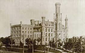 El rector de la universidad de Chicago, W. Rainey Harper fundó un departamento de enseñanza por correspondencia.