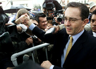 ALVARO URIBE ASUME LA PRESIDENCIA