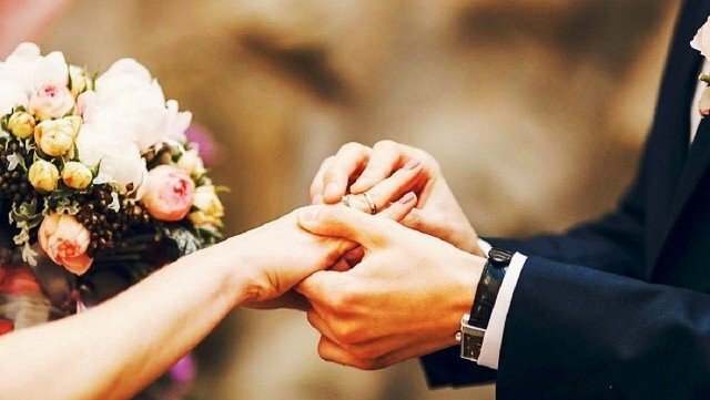 Se casa con Paulina Contreras y es desterrado a París