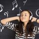 Chica escuchando musica