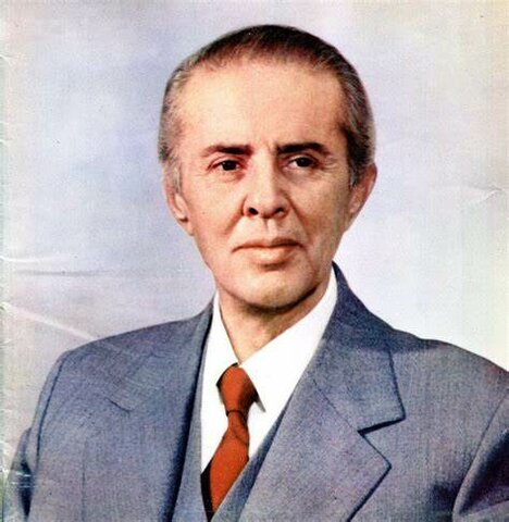 Asume Enver Hoxha como jefe de estado y dictador comunista albanés