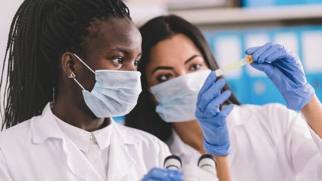 Reino Unido comienza a usar esteroides en pacientes de COVID-19 después de una prueba exitosa