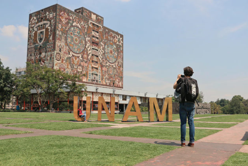 Se inicia el programa UNAM-E.U de educación a distancia y servicios en línea, con la transmisión de la primera videoconferencia