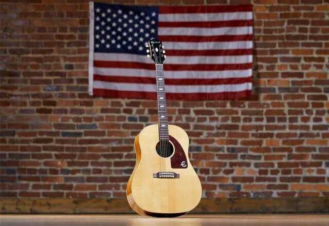 La guitarra llega a Estados Unidos.