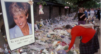 La Princesa de Gales, Diana, muere en un accidente automovilístico. Reino Unido