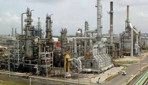 Compra y asume Refineria de C/gena.