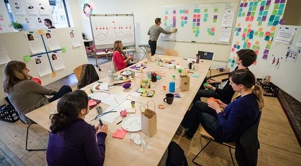 se crea la primera acción educativa