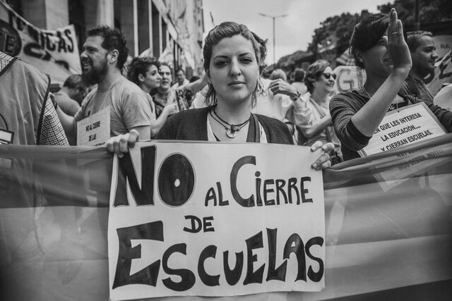 Se cierran las escuelas nocturnas.