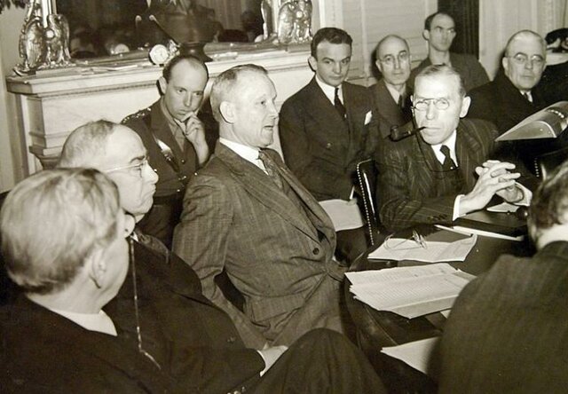 Isolationists v. Internationalists