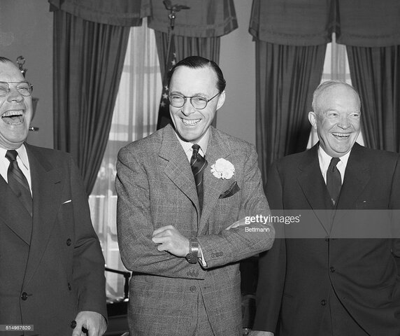 Prins overhandigt onderscheidingen aan generaal Eisenhower,generaal Bedell Smith en generaal Crerar.