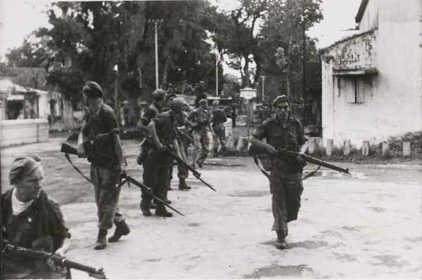 Vliegtuigaanvallen op onbeschermede steden.