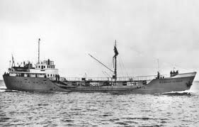 Gifschip AKZO stuit op zee van protesten.