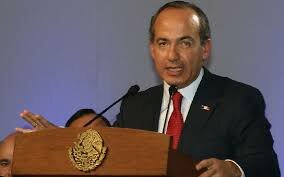 Felipe de Jesús Calderón Hinojosa, presidente constitucional de los estados unidos mexicanos.
