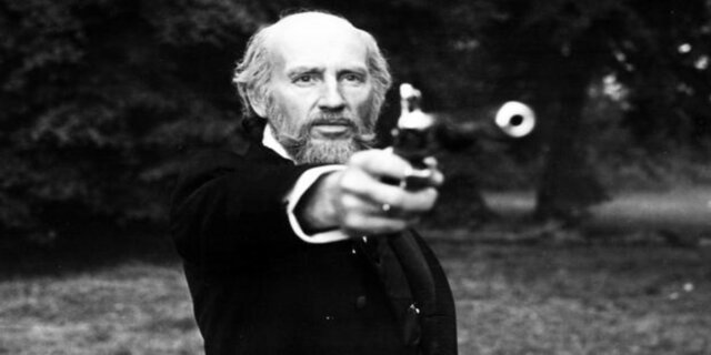 Alarcón disparó primero, pero erró el tiro.