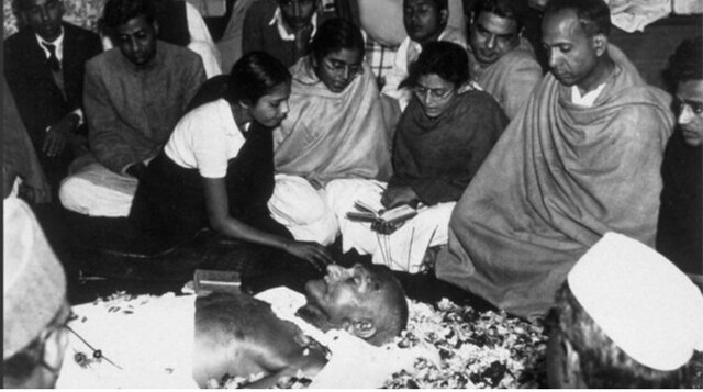 Gandhi es asesinado