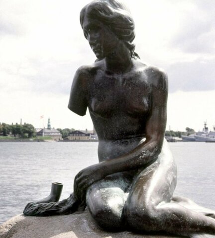 Denmark's Mermaid Loses Arm to Vandal