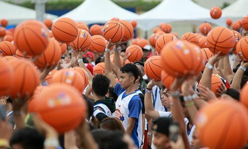 Guinness world record: People dribbling basketballs simultaneously