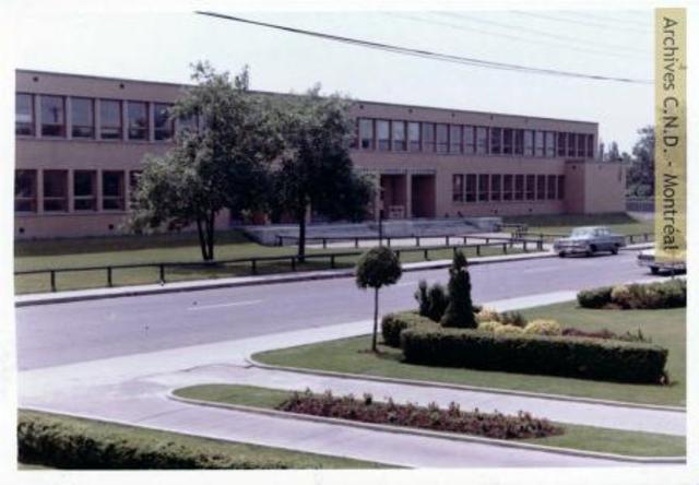 Comienzo en el Colegio St.Monica en Canadá