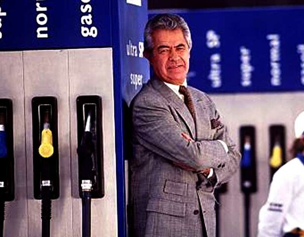 José Estenssoro (presidente de YPF) empieza la privatización.