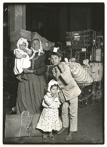 2,812,191 immigrants arrive in the United States