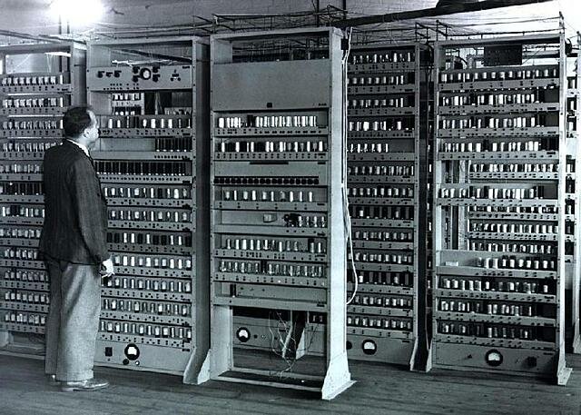 ENIAC (Electronic Numeral Integrator and Calculator, o sea, Integrador y Calculador Electrónico Numeral)
