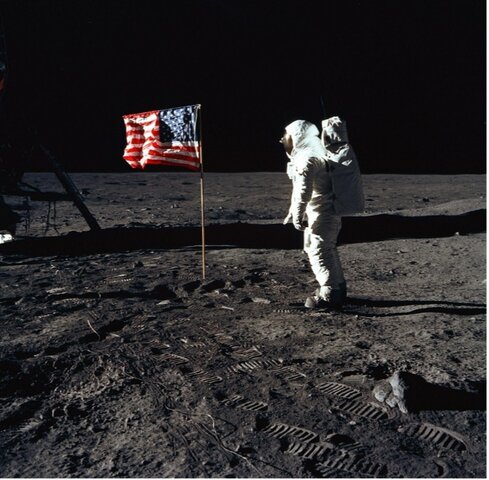 La misión estadounidense del apolo XI llegó a la luna en el contexto de lal carrera espacial.