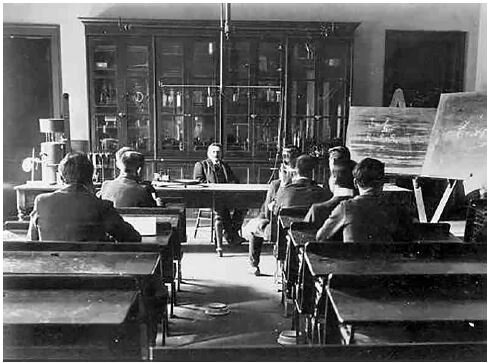 Discusión sobre el currículum de las escuelas normales