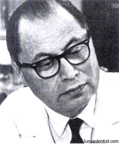 En el libro de Glickman, desde su primera edición y en las siguientes, dentro de la introducción, en las consideraciones generales en periodontología, trata de una manera sintética y episódica unas “bases históricas de la periodontología”