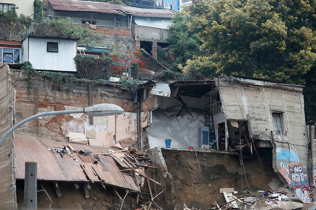 Derrumbe en calle Aldunate con Huito