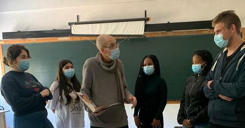 Construindo uma performance a partir de poemas de Fernando Pessoa.