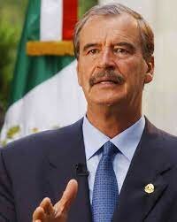 2000 Vicente Fox Quesada asume la presidencia por el Partido Acción Nacional.Implementó un plan especial de ayuda económica a personas de la tercera edad de bajos recursos económicos.
