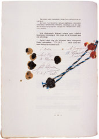 Подписан Тартуский мирный договор.