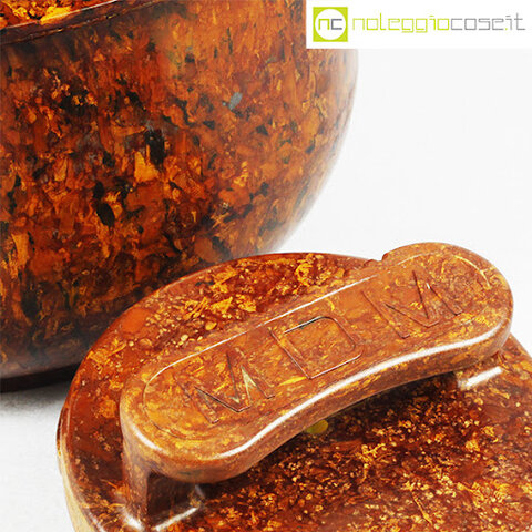 L. Bakeland crea un materiale trasparente che si indurisce facilmente e lo chiama “bachelite”