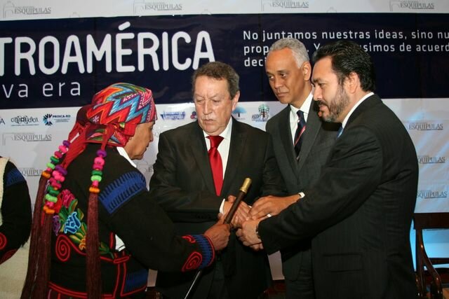 Diálogo propuesto por el Presidente Vinicio Cerezo (1986-1991) durante una gira por Europa.