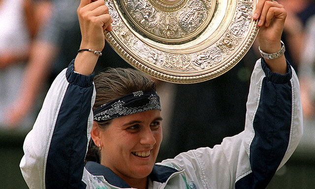 Conchita tumba a la reina Navrativola