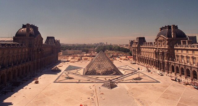Pirámide del Louvre