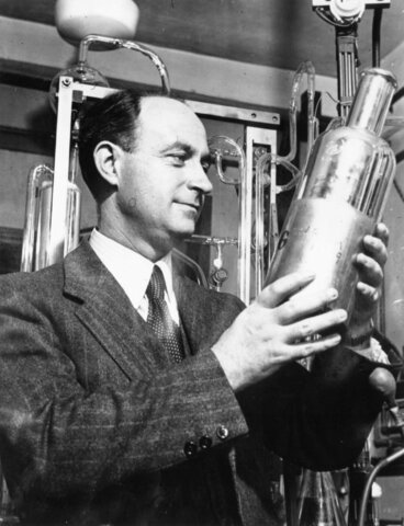 Enrico Fermi, hace funcionar un reactor Nuclear