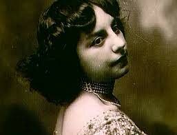 Beginning of Picasso's Rose period. Meets Fermande Olivier, his mistress for the next seven years