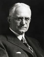 George Eastman fue el fundador de la Eastman Kodak Company e inventor del rollo de película, que sustituyó a la placa de cristal, con lo cual consiguió poner la fotografía a disposición de las masas.