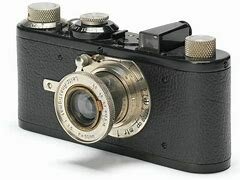 Cámara Leica Esta cámara de 35 mm, que requería película pequeña y que estaba, en un principio, diseñada para el cine, se introdujo en Alemania en 1925. Fue creada por Oscar Barnack, un dependiente de la fábrica alemana de óptica Leit.