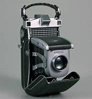 La Kodak Super Six-20 es aceptada como la primera cámara del mundo con exposición automática, a pesar de su pequeña producción. Fue introducido por Kodak en 1938.