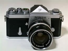 La cámara Nikon F fue la primera cámara SLR de Nikon. Fue una de las cámaras más avanzadas de su época. A pesar de que muchos de los conceptos ya habían sido implementados, fue revolucionaria al combinarlos todos en una sola cámara.