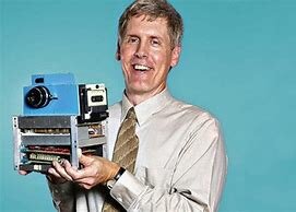 Steven J. Sasson  inventó la cámara digital autónoma en Kodak en 1975. Pesaba 8 libras y tenía solo 100 × resolución de 100. La imagen fue grabada en una cinta de casete y este proceso tomó 23 segundos.