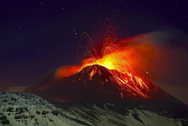 9:29 p.m.  Explota el volcán