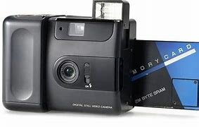 La Fujix DS-1P a menudo se describe como la primera cámara digital verdadera del mundo. Fue desarrollado conjuntamente con Toshiba.