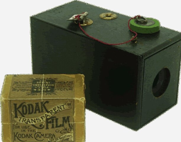 La primera cámara Kodak con película.