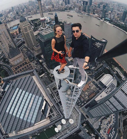 Mueren más personas por "selfies" que por tiburones