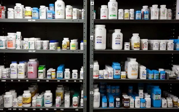 Aparición de los primeros medicamentos de patente.