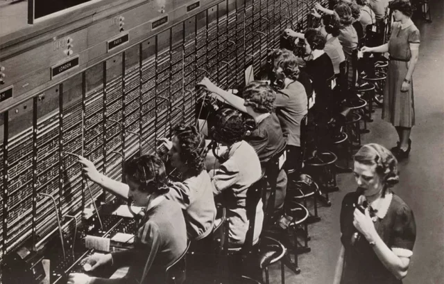 Se crea la primera central pública telefónica