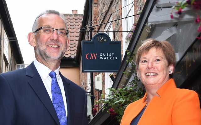 Los enfoques sociotécnicos: Walker y Guest